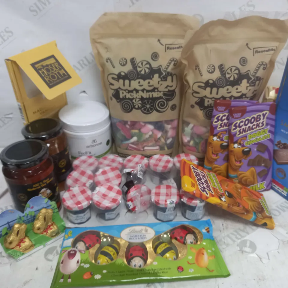 APPROXIMATELY 12 ASSORTED FOOD & DRINK PRODUCTS TO INCLUDE SWEETZY PICK & MIX, SCOOBY SNACK DOGGY CHOCOLATE, LINDT BUNNYS, ETC