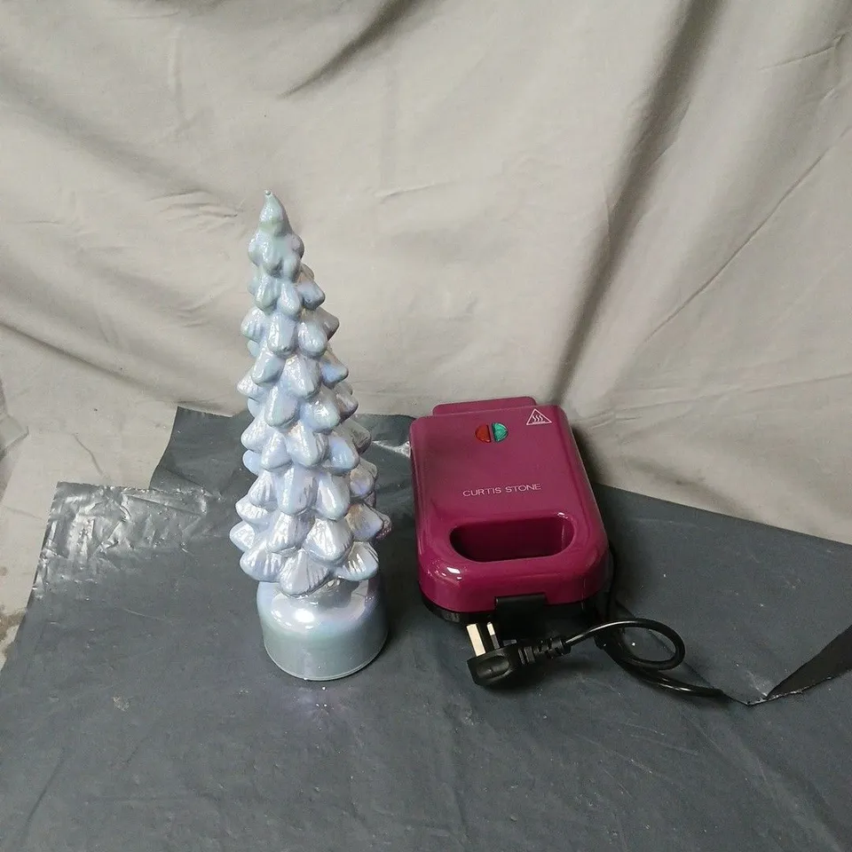 BOX OF APPROXIMATELY 12 ASSORTED HOUSEHOLD ITEMS TO INCLUDE SANDWICH MAKER, LIGHT UP DECORATION ETC