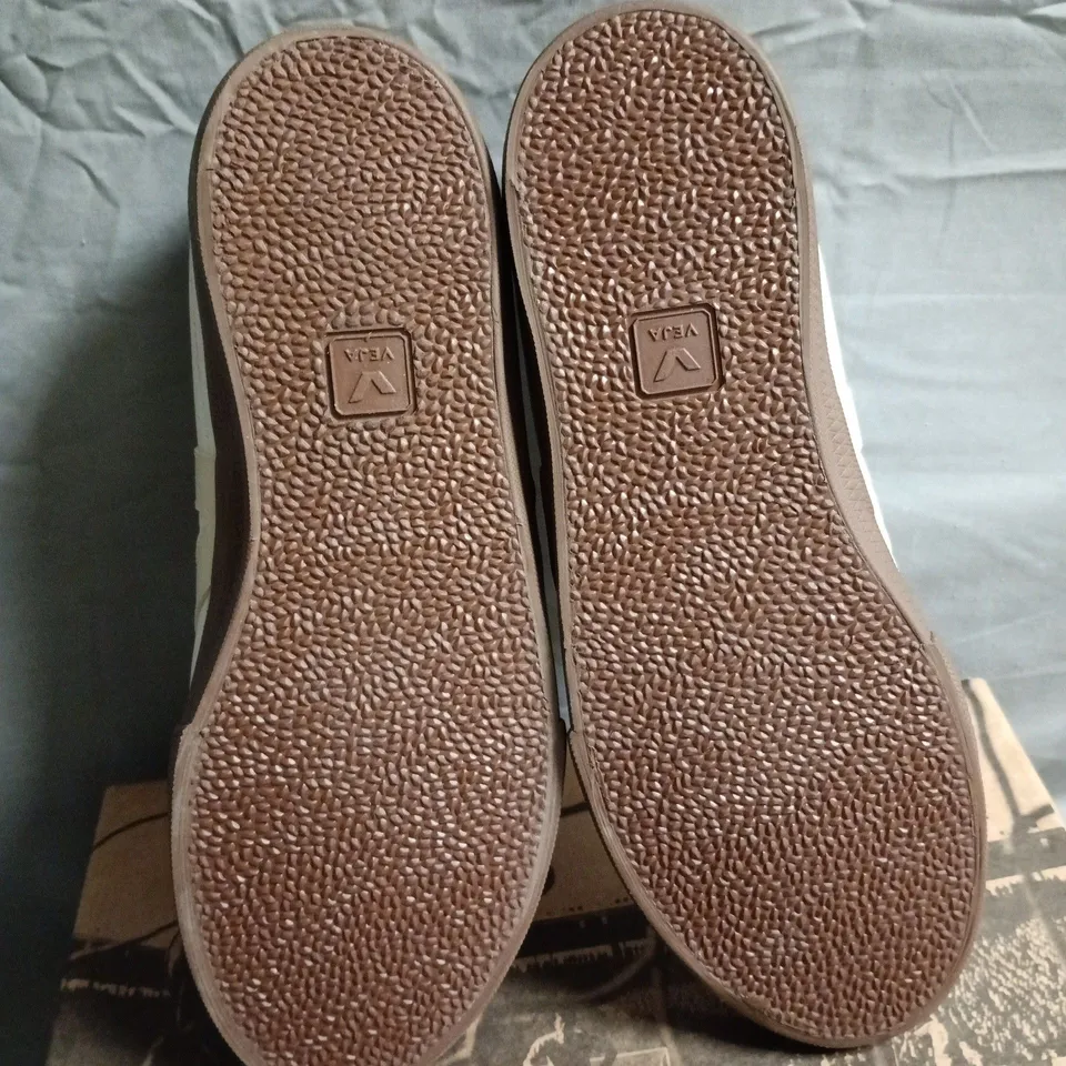 VEJA PANENKA WHITE LEATHER TRAINERS – UK 10 (EU 44)