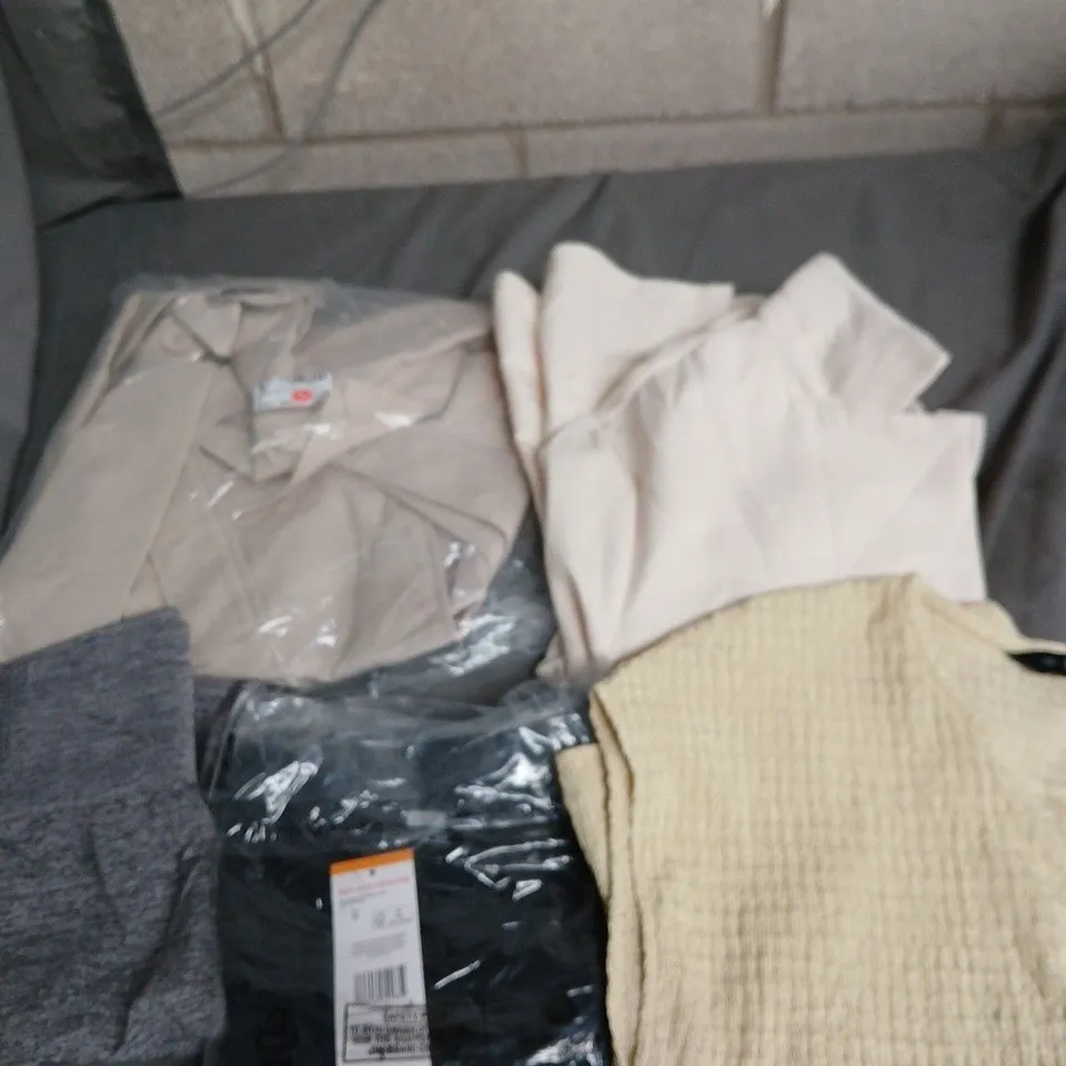 APPROXIMATELY 20 ASSORTED CLOTHING PRODUCTS IN VARIOUS STYLES & SIZES TO INCLUDE PANTS, T-SHIRTS, DRESSES ETC