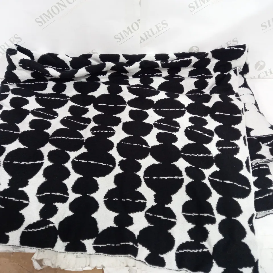 BEN DE LISI JACQUARD KNITTED SCART