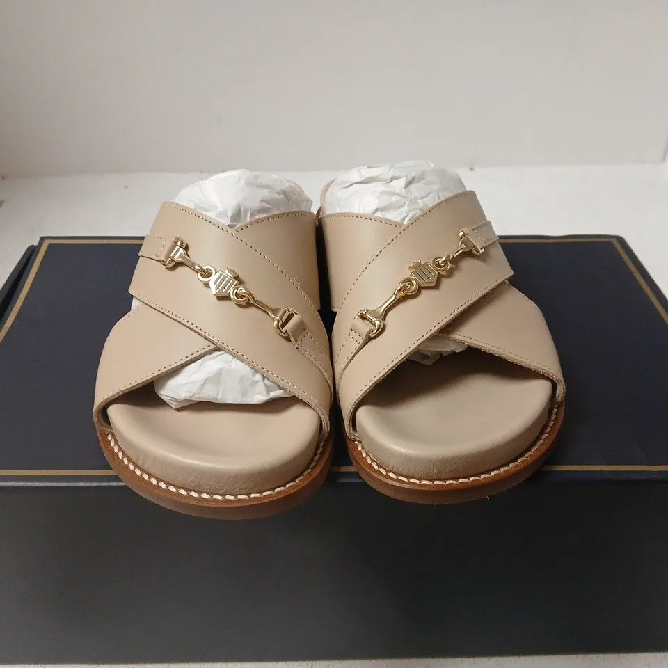FAIRFAX & FAVOR WOMEN'S SOUTHWOLD SANDAL – STONE LEATHER - UK 3