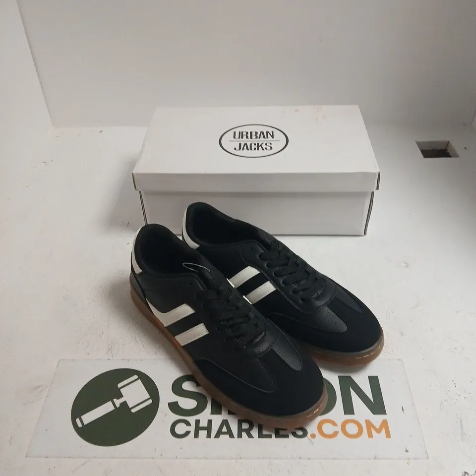 URBAN JACKS FLASH TRAINERS – BLACK/WHITE PU, UK 9