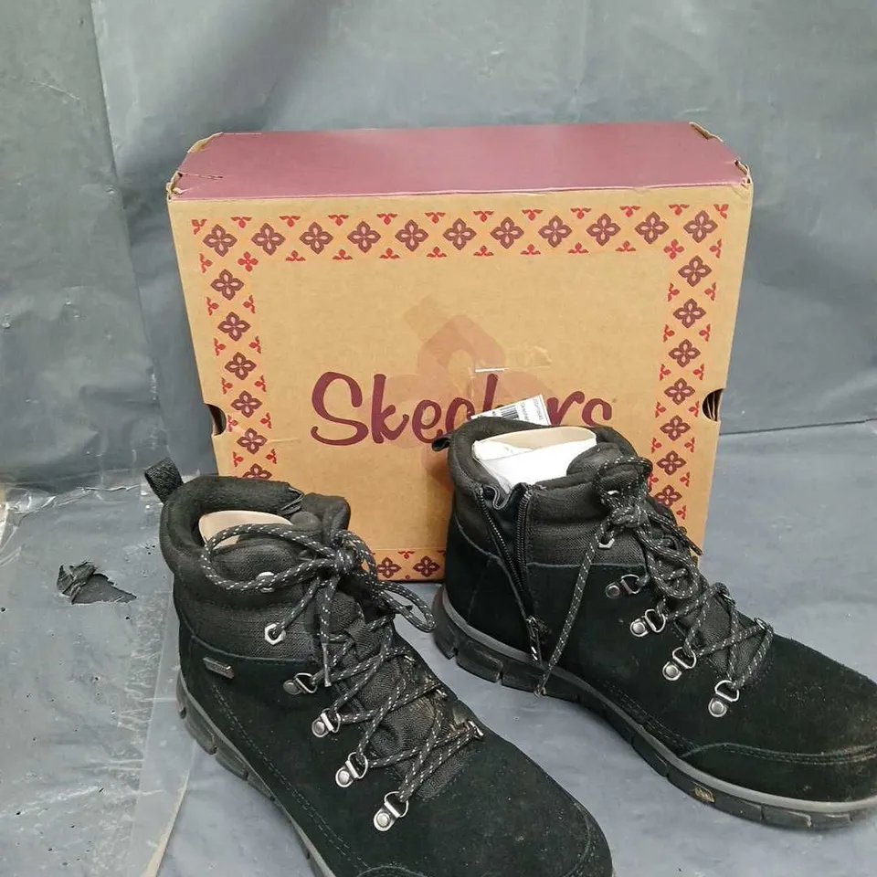 BOXED PAIR OF SKETCHERS SYENERGY BOOT - BLACK SIZE 8 