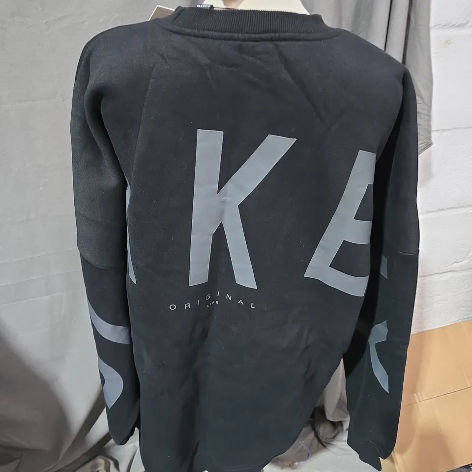 BLAKELY BACKPRINT JUMPER IN BLACK - XL