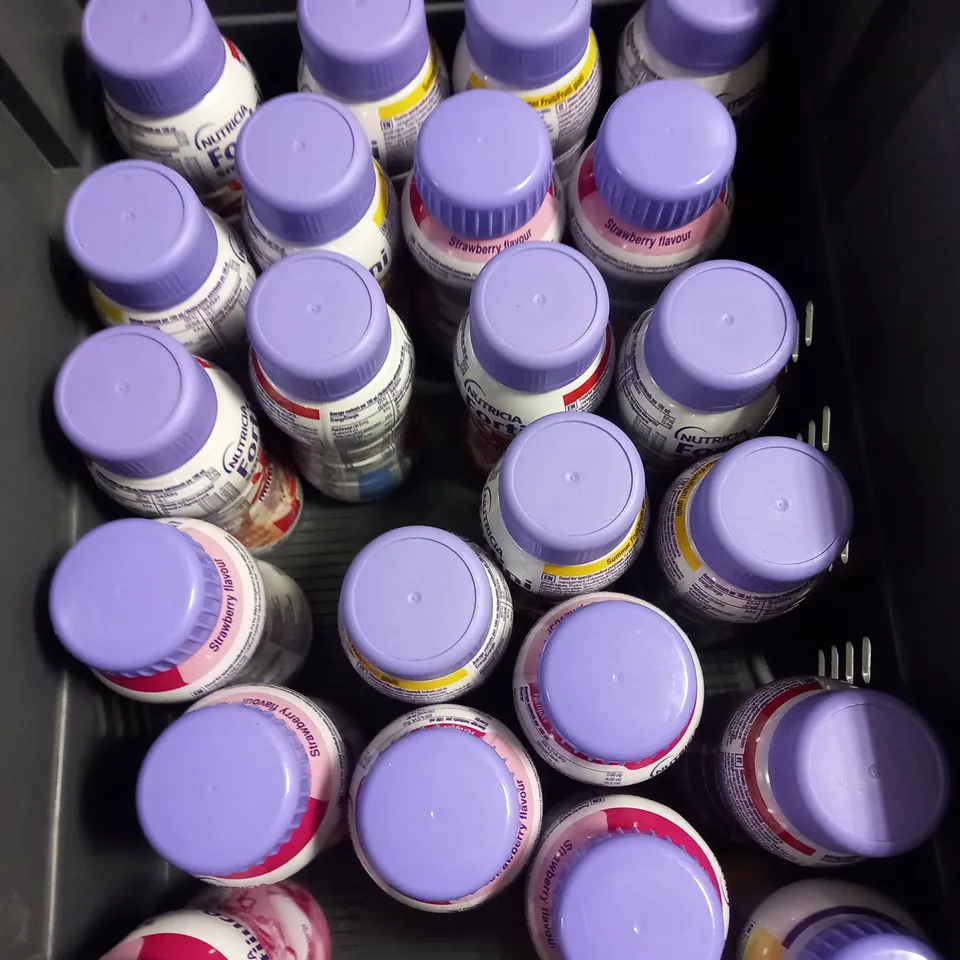APPROXIMATELY 24 ASSORTED NUTRICIA NUTRITION DRINKS TO INCLUDE - FORTISIP VANILLA - FORTINI SMOOTIE SUMMER FRUIT - FORTINI SMOOTHIE BERRY - ETC