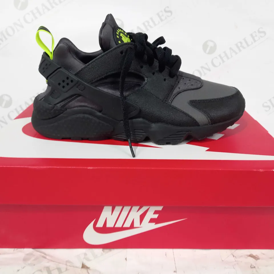 BOXED PAIR OF NIKE AIR HUARACHE SHOES IN BLACK/DARK GREY UK SIZE 6