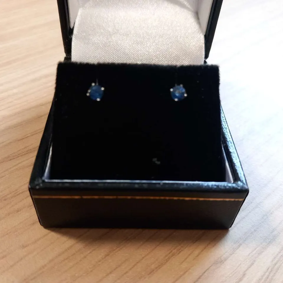 18CT WHITE GOLD STUD EARRINGS SET WITH SAPPHIRES