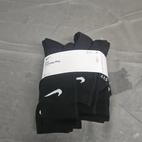 NIKE EVERYDAY PLUS 6PACK CREW SOCKS IN BLACK SIZE M/5-8