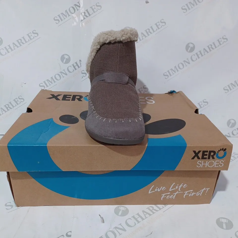 BOXED PAIR OF XERO ASHLAND SHOES IN DARK TAUPE UK SIZE 5