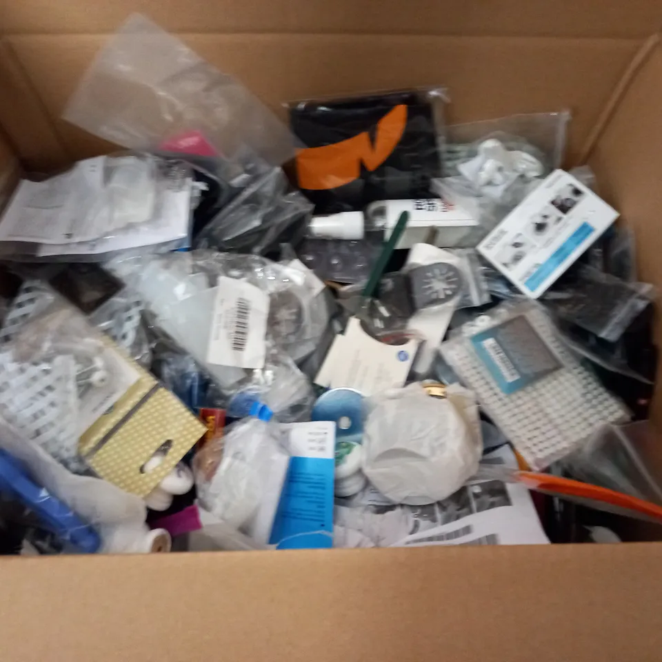 LARGE QUANTITY OF ASSORTED HOUSEHOLD BITS AND BOBS 