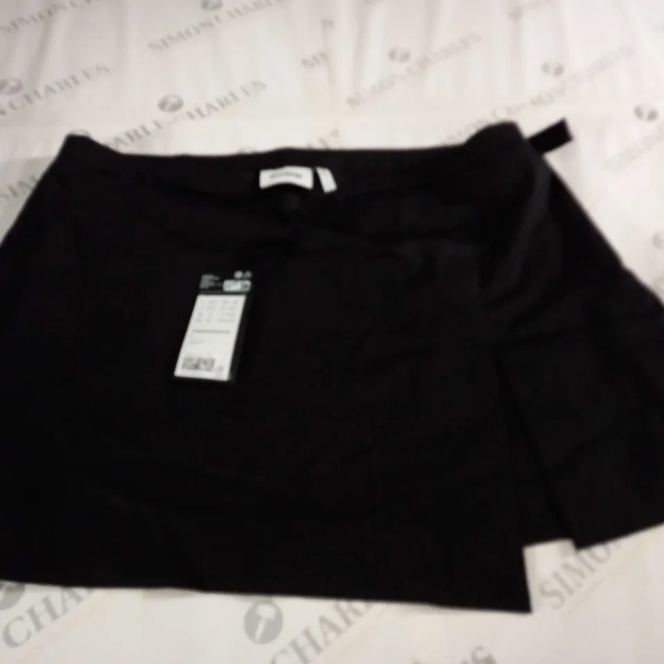 WEEKDAY MEL MINI SKIRT IN BLACK - L