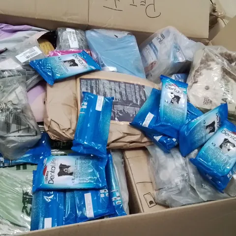 PALLET CONTAINING A LARGE QUANTITY OF PET FOOD AND SUPPLIES 
