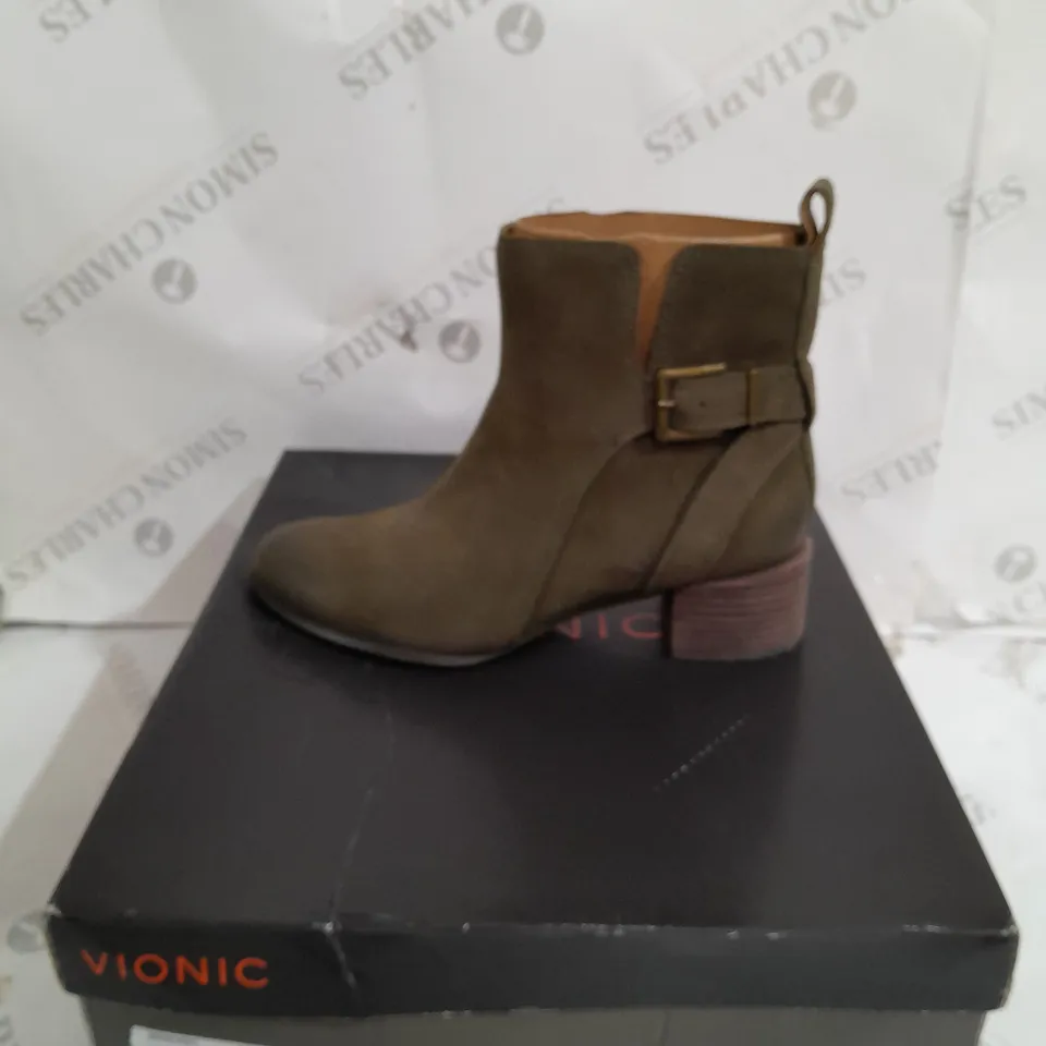 BOXED PAIR OF VIONIC SIENNA ANKLE BOOTS IN OLIVE SIZE 5