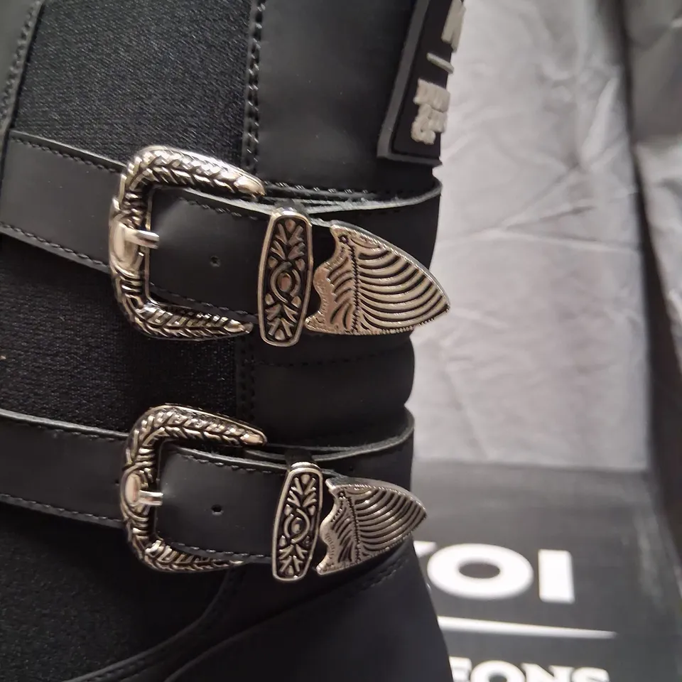 BRAND NEW BOXED KOI X DUNGEONS AND DRAGONS UNCANNY DIDGE ROGUE MILITARY BOOTS BLACK SIZE 4