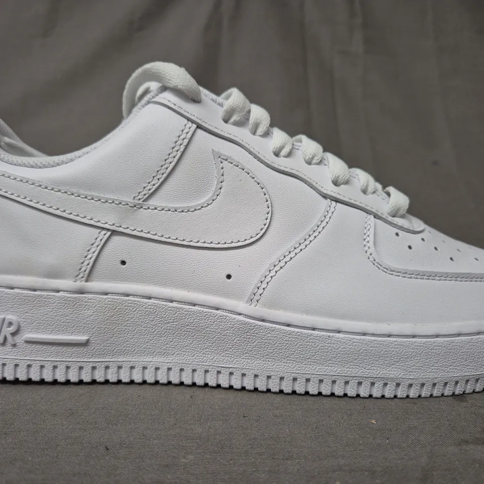 BOXED PAIR OF NIKE WOMEN'S AIR FORCE 1 '07 SHOES IN WHITE UK SIZE 8