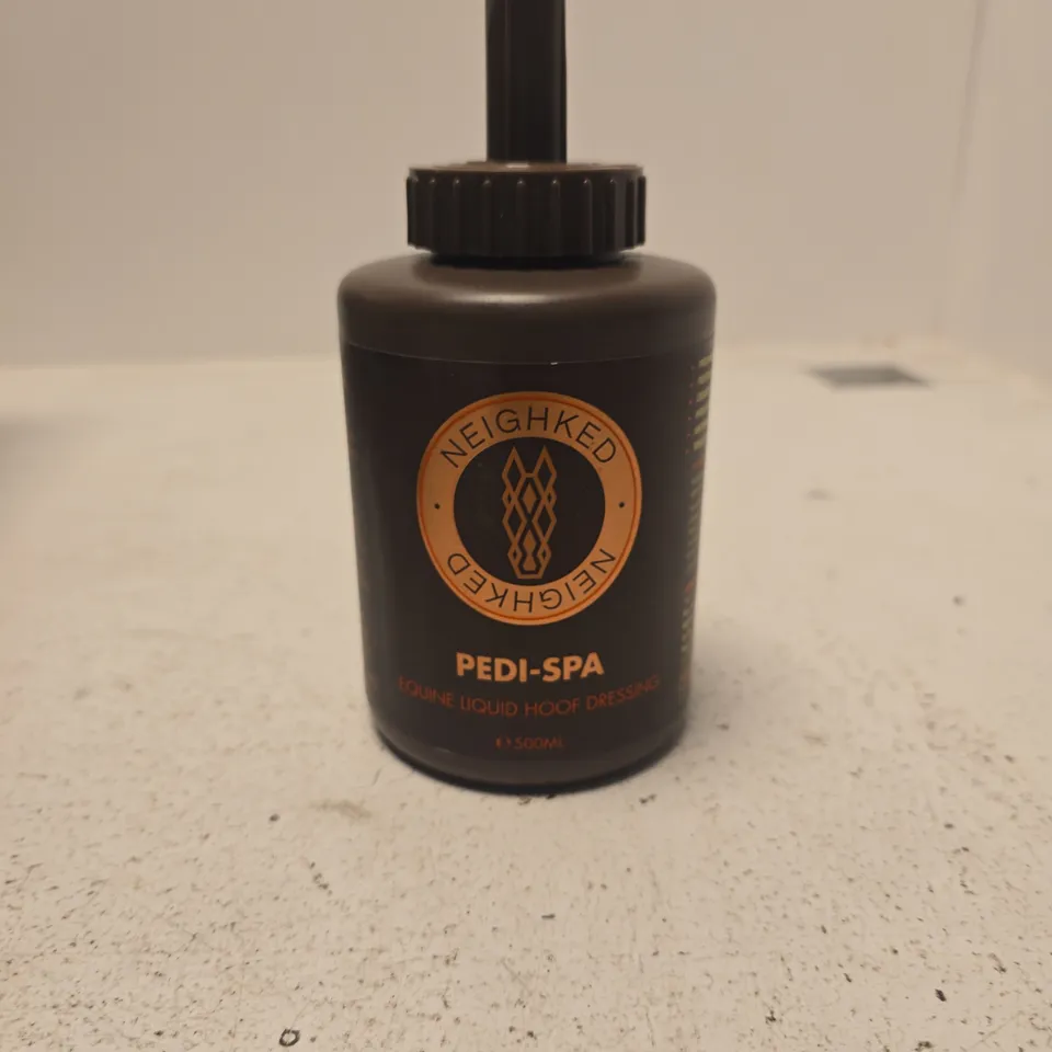 TOTE OF APPROXIMATELY 15 ASSORTED ITEMS TO INCLUDE: EQUINE LIQUID HOOF DRESSING 