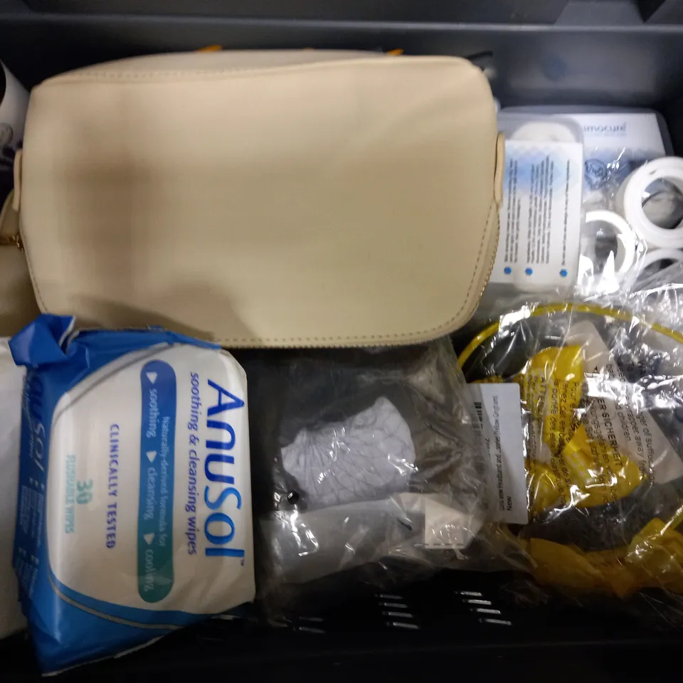LOT OF APPROXIMATELY 15 ASSORTED HEALTH & BEAUTY ITEMS, TO INCLUDE DERMALOGICA, TED BAKER COSMETIC CASE, DETANGLING BRUSH, ETC