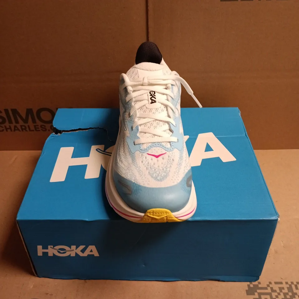 BOXED PAIR OF HOKA CLIFTON 10 JUNIOR RUNNING TRAINERS - 4
