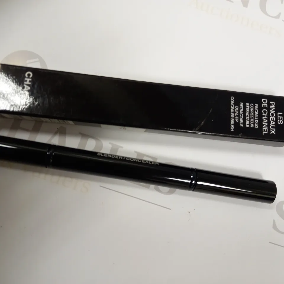 CHANEL LES PINCEAUX DE CHANEL RETRACTABLE DUAL-ENDED EYESHADOW BRUSH