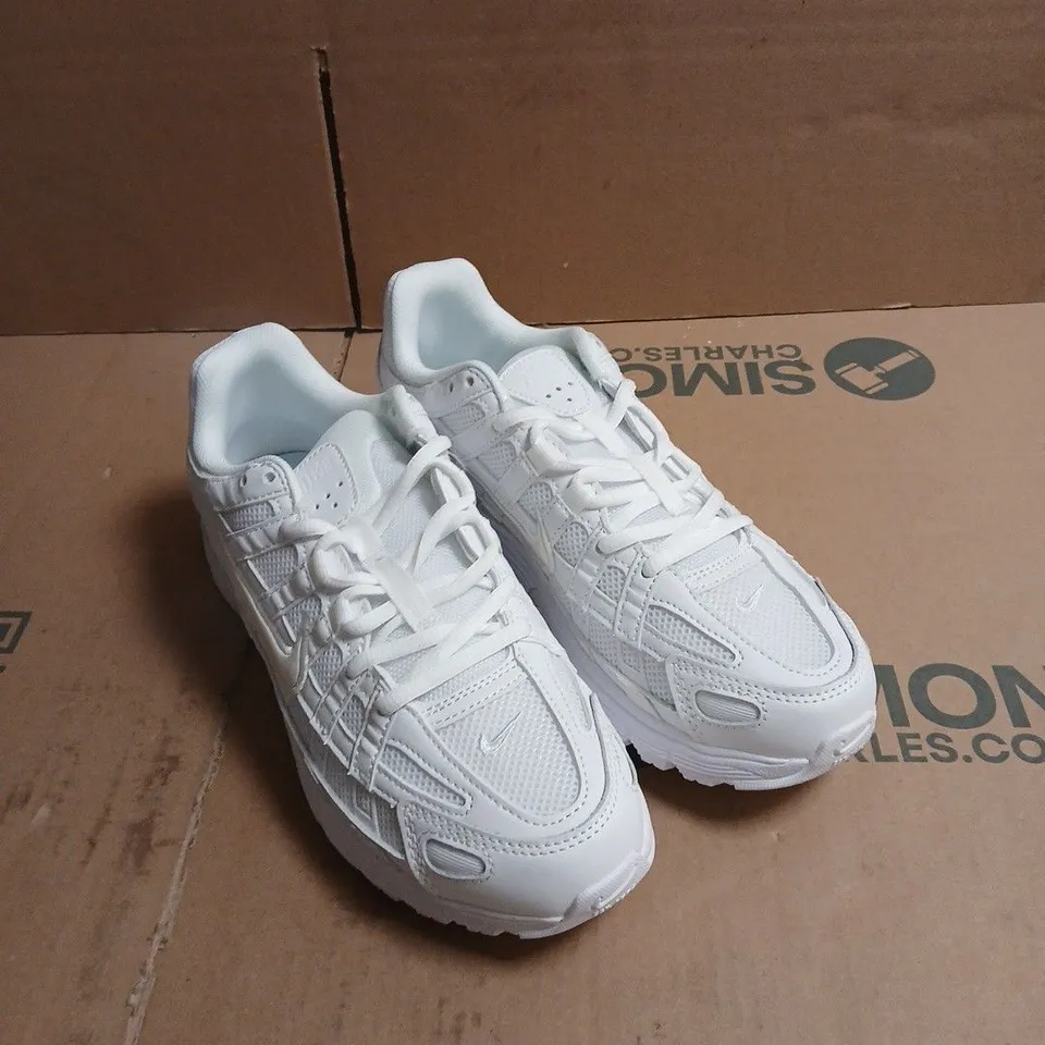NIKE WHITE SNEAKERS WITH MESH UPPER AND SWOOSH BOXED SIZE 7.5