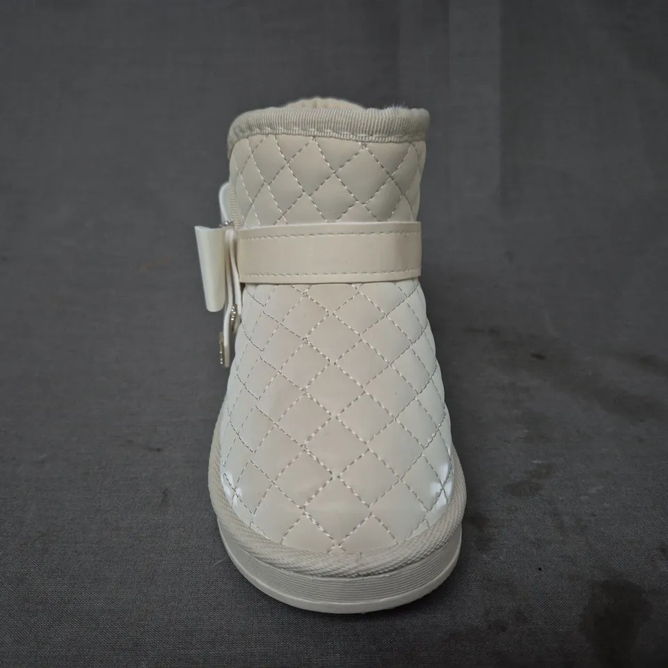 BOXED PAIR OF UNBRANDED KID'S QUILTED ANKLE BOOTS IN CREAM W. BOW & DIAMANTE EFFECT DETAIL EU SIZE 26