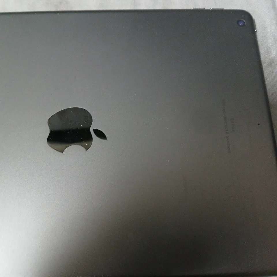APPLE IPAD – SPACE GREY TABLET - DAMAGED SCREEN 