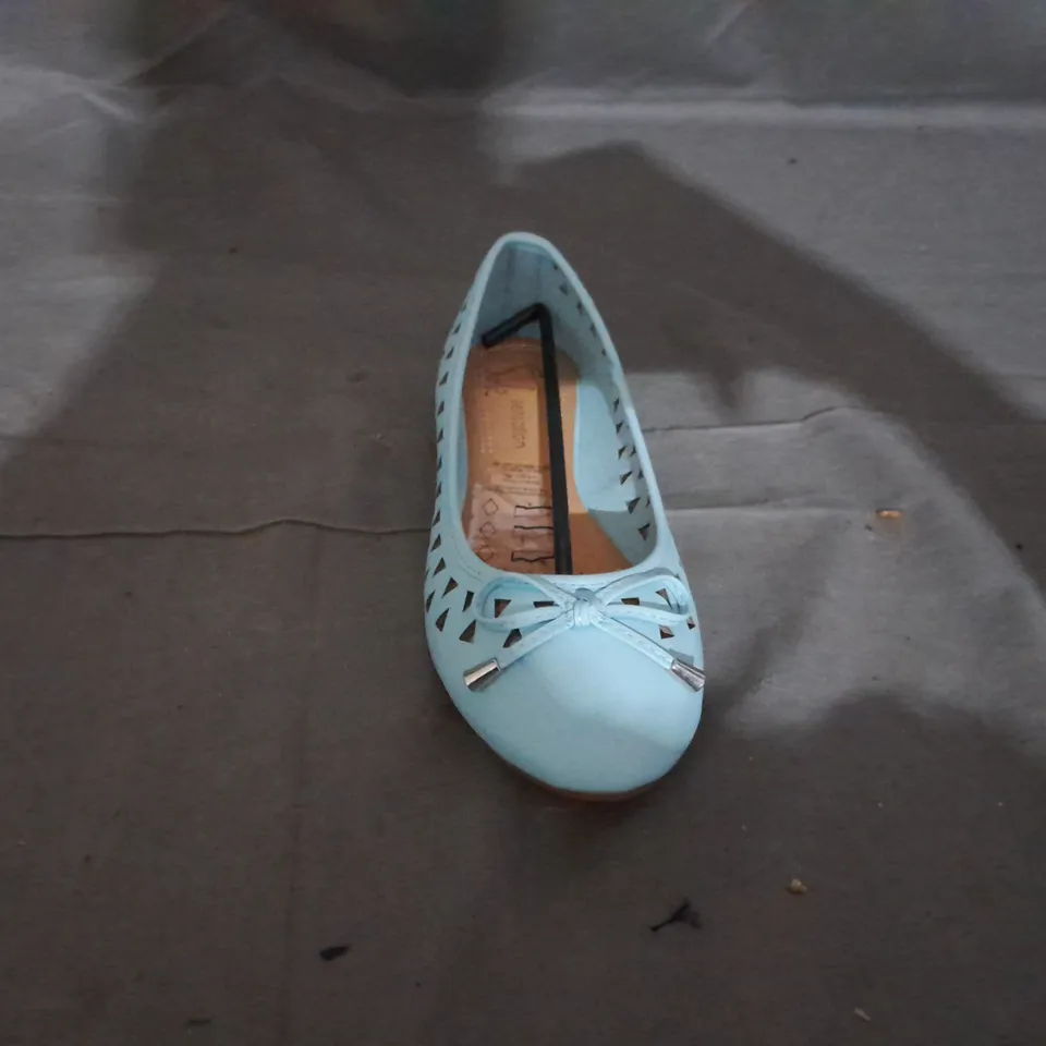 APPROXIMATELY 9 PAIRS OF FLAT SLIP ON SHOES SIZE 4 