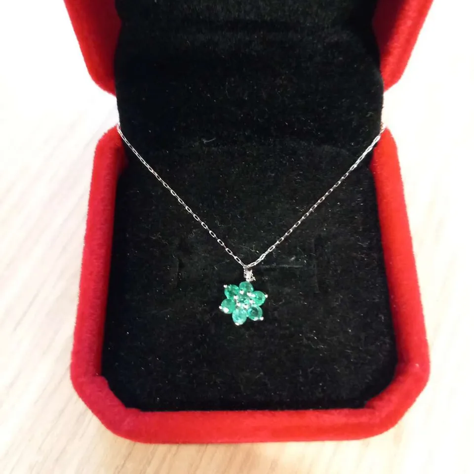 PLATINUM CLUSTER PENDANT ON A CHAIN SET WITH EMERALDS 