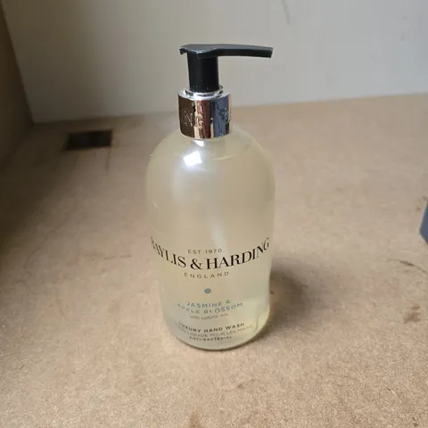 APPROXIMATELY 8 ASSORTED COSMETIC ITEMS INCLUDING BAYLISS & HARDING LUXURY HAND WASH AND WIGS