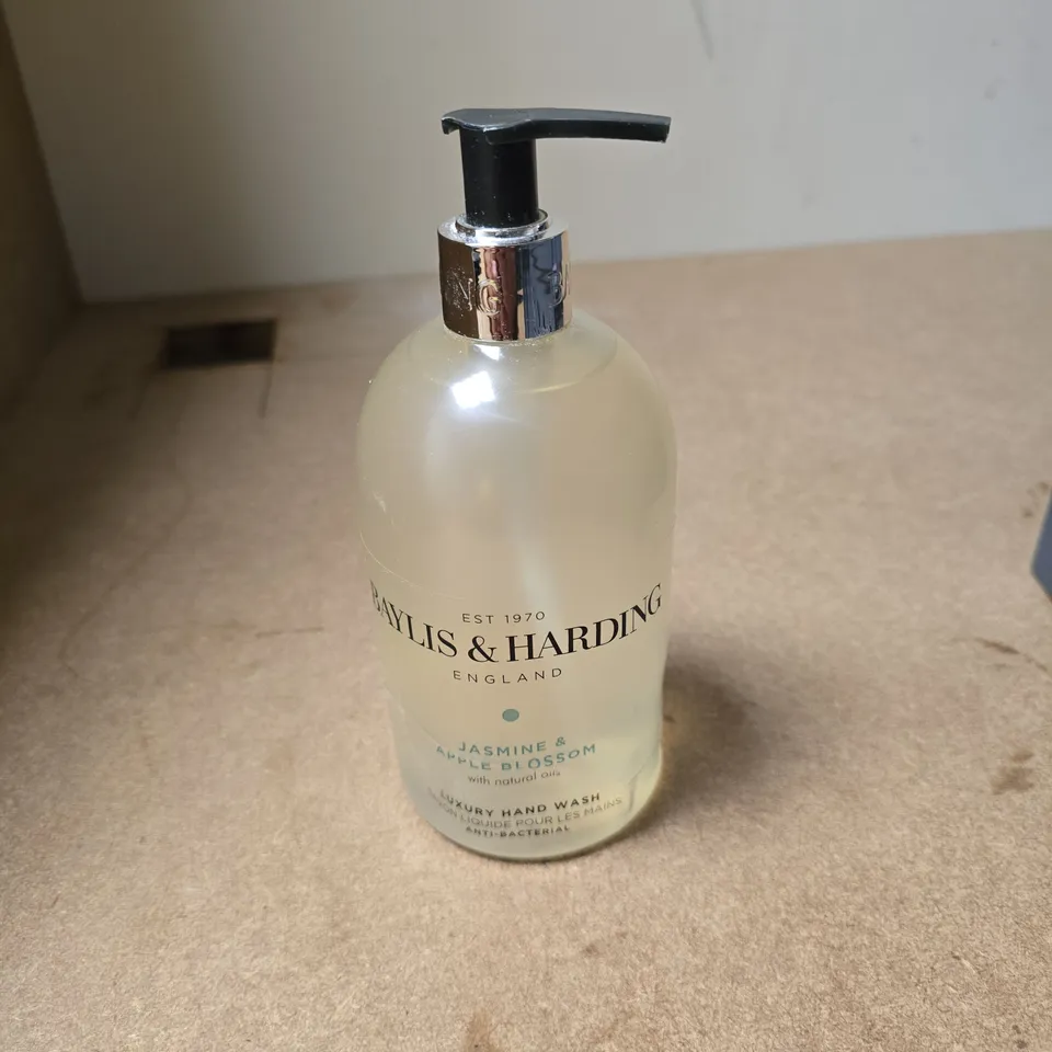 APPROXIMATELY 8 ASSORTED COSMETIC ITEMS INCLUDING BAYLISS & HARDING LUXURY HAND WASH AND WIGS