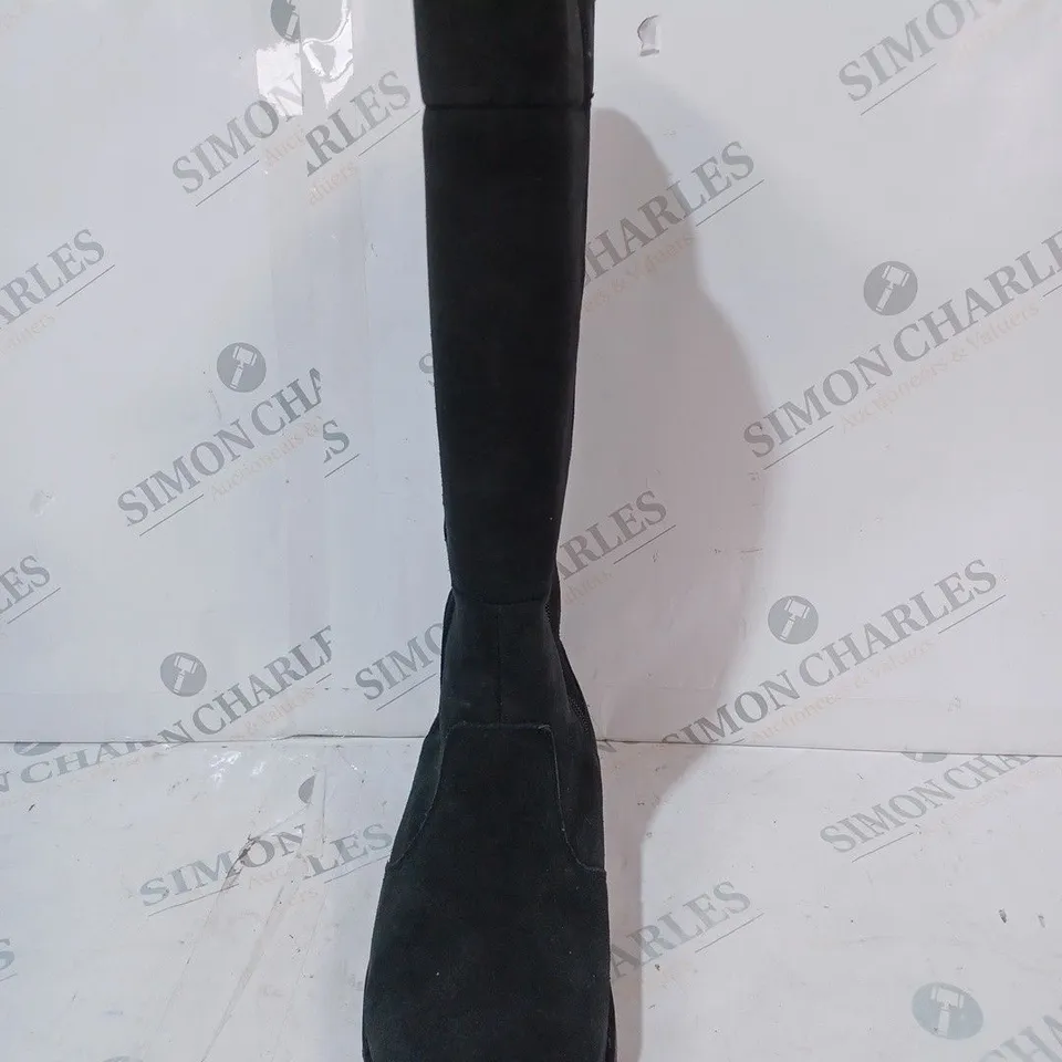 BOXED PAIR OF EMU AUSTRALIA MOONTA BOOTS IN BLACK - SIZE 3