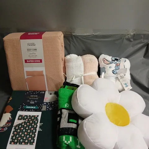 BOX OF APPROXIMATELY 10 ASSORTED BEDDING & SOFT FABRICS ITEMS TO INCLUDE - DUVET SETS - FITTED SHEETS - ETC