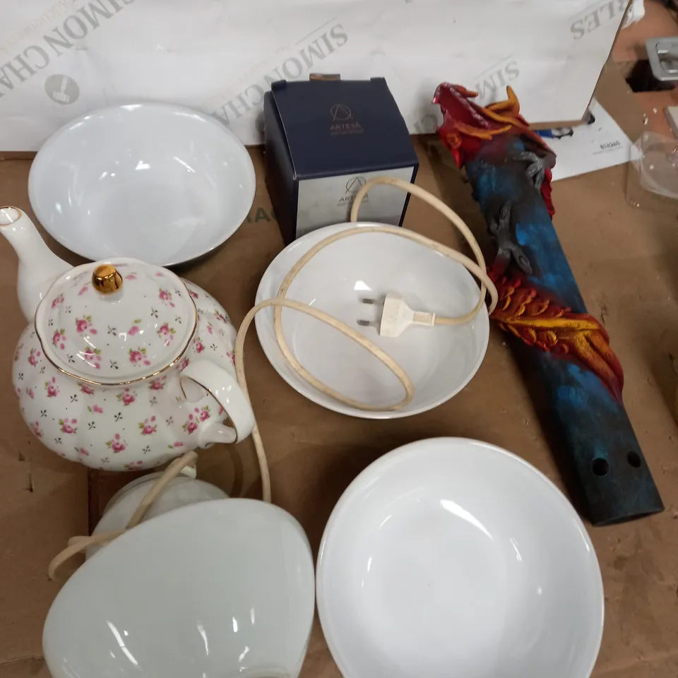 LOT OF ASSORTED HOUSEHOLD ITEMS TO INCLUDE BOWLS AND GLASSES 