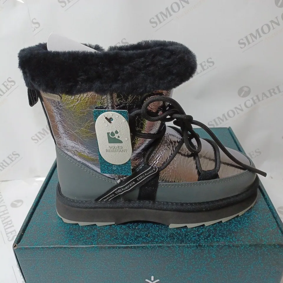 BOXED PAIR OF EMU AUSTRALIA BLURRED MIRROR DARK SILVER BOOTS - SIZE 5