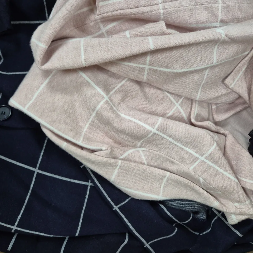 BOX OF APPROXIMATELY 10 ASSORTED CLOTHING AND FASHION ITEMS IN VARIOUS STYLES, SIZES, AND COLOURS - COLLECTION ONLY