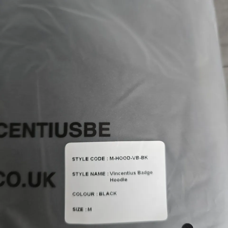 BAGGED VINCENTIUS BADGE HOODIE – BLACK, SIZE M