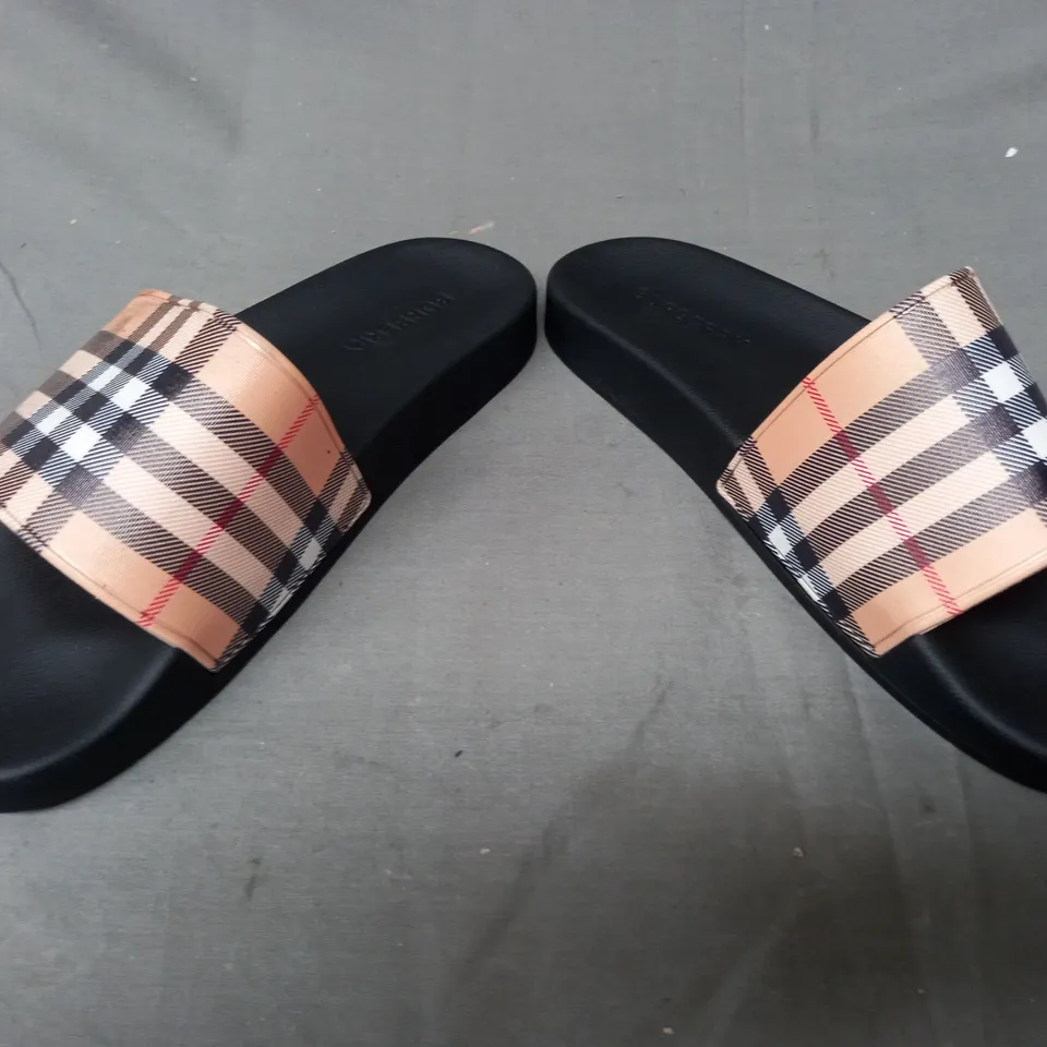 PAIR OF BURBERRY SLIDERS IN CHECK SIZE UNSPECIFIED