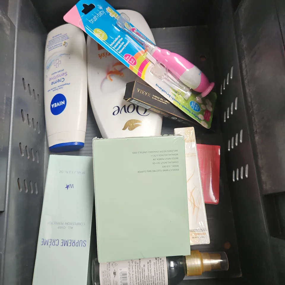 APPROXIMATELY 20 ASSORTED HEALTH & BEAUTY PRODUCTS TO INCLUDE - ELF INVISI-STICK SUNSCREEN - MANSCAPED BEARD CONDITIONER - GLOW CLEANSING BODY WASH - ETC