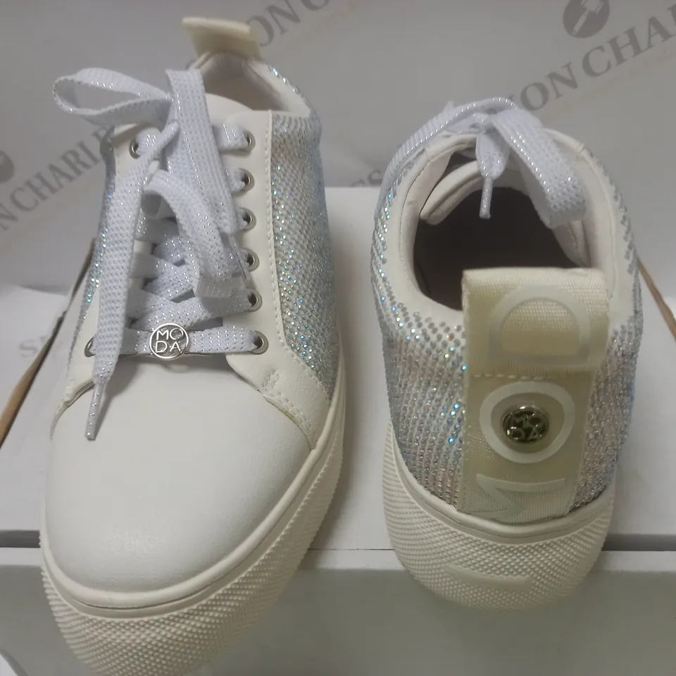 BOXED WHITE SPARKLING MODA FASHION TRAINERS - 40