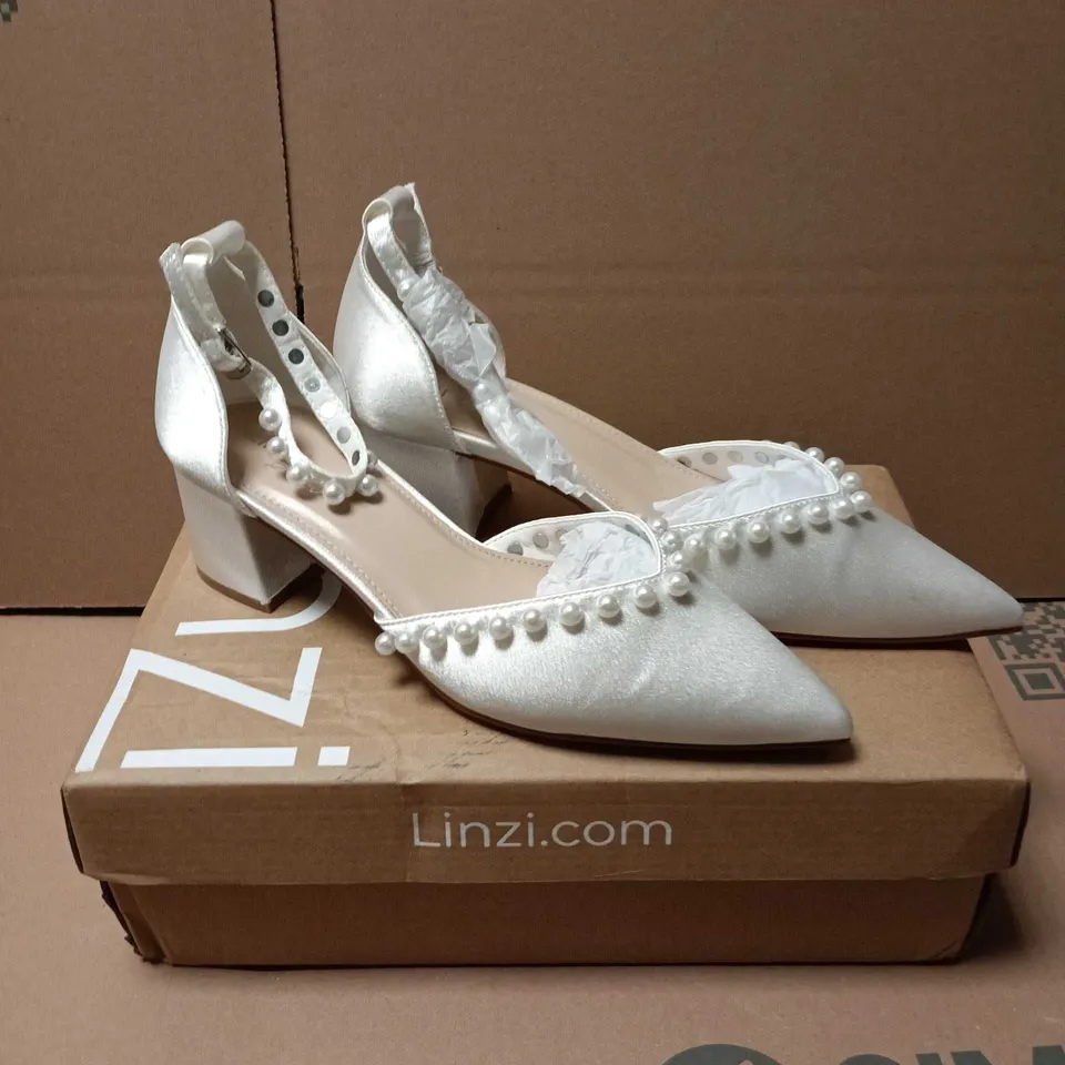 BOXED PAIR LINZI BRIDAL POINTED TOE SWAN IVORY SHOES - 6