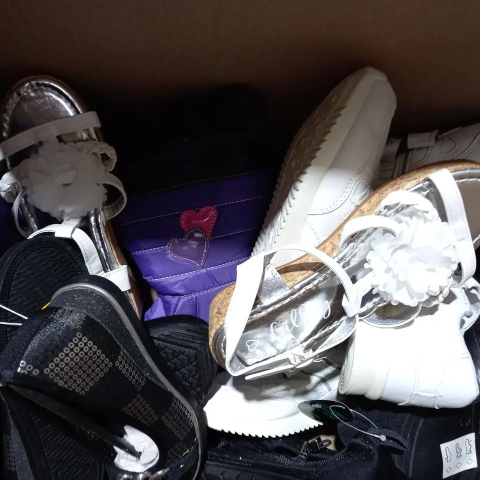 APPROXIMATELY 10 PAIRS OF ASSORTED KIDS SHOES IN VARIOUS STYLES AND SIZES 