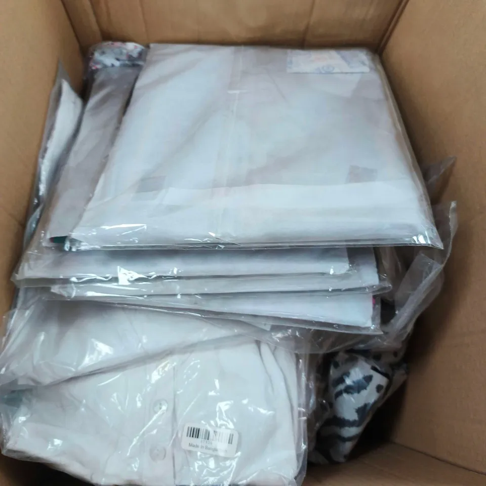 APPROXIMATELY 50 ASSORTED WOMENS CLOTHING ITEMS IN VARIOUS SIZES & STYLES