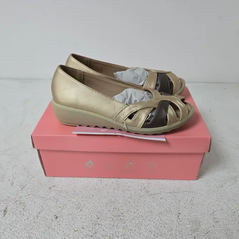 BOXED PAIR OF DR LIGHTFOOT SUSAN PEWTER/BRONZE SHOES - SIZE 4