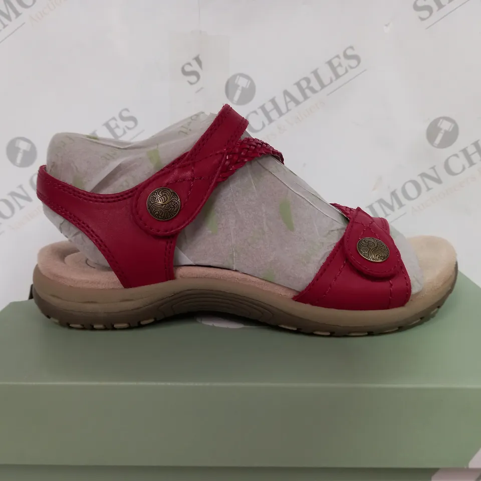 BOXED FREE SPIRIT MALIBU HIGH FLAT SANDLAS WITH OPEN TOE - SIZE 6