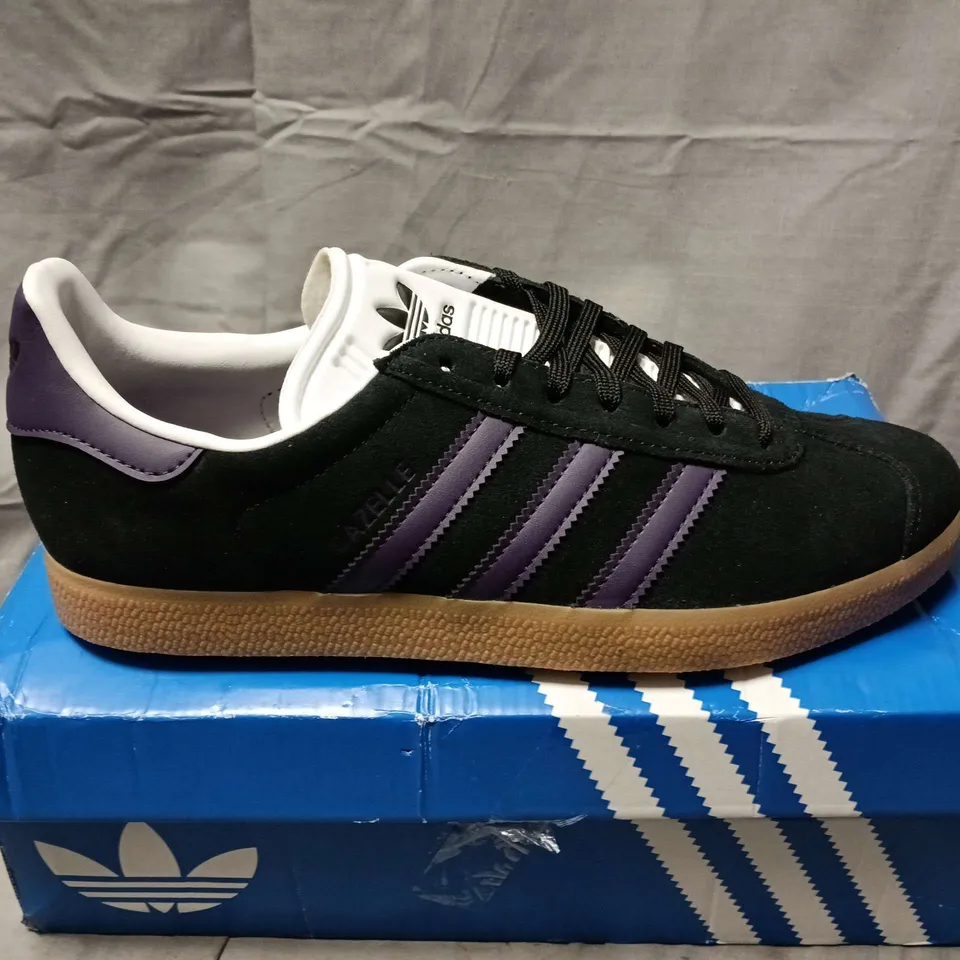 BOXED PAIR OF ADIDAS GAZELLE WOMENS TRAINERS IN BLACK/PURPLE - UK 8