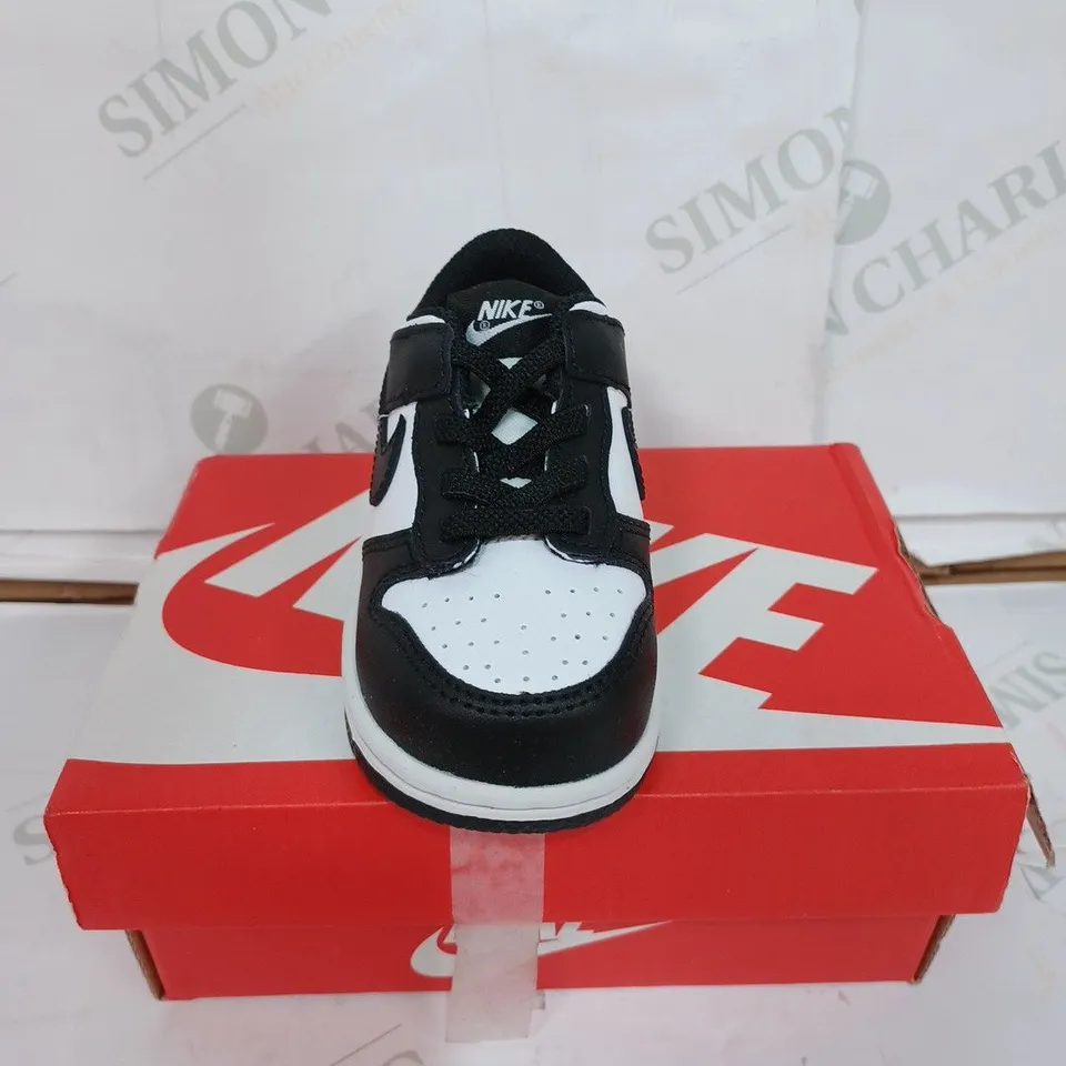 BOXED PAIR OF NIKE DUNK LOW (TDE) CHILDS SHOES - BLACK & WHITE / SIZE: CHILD 5.5 UK 
