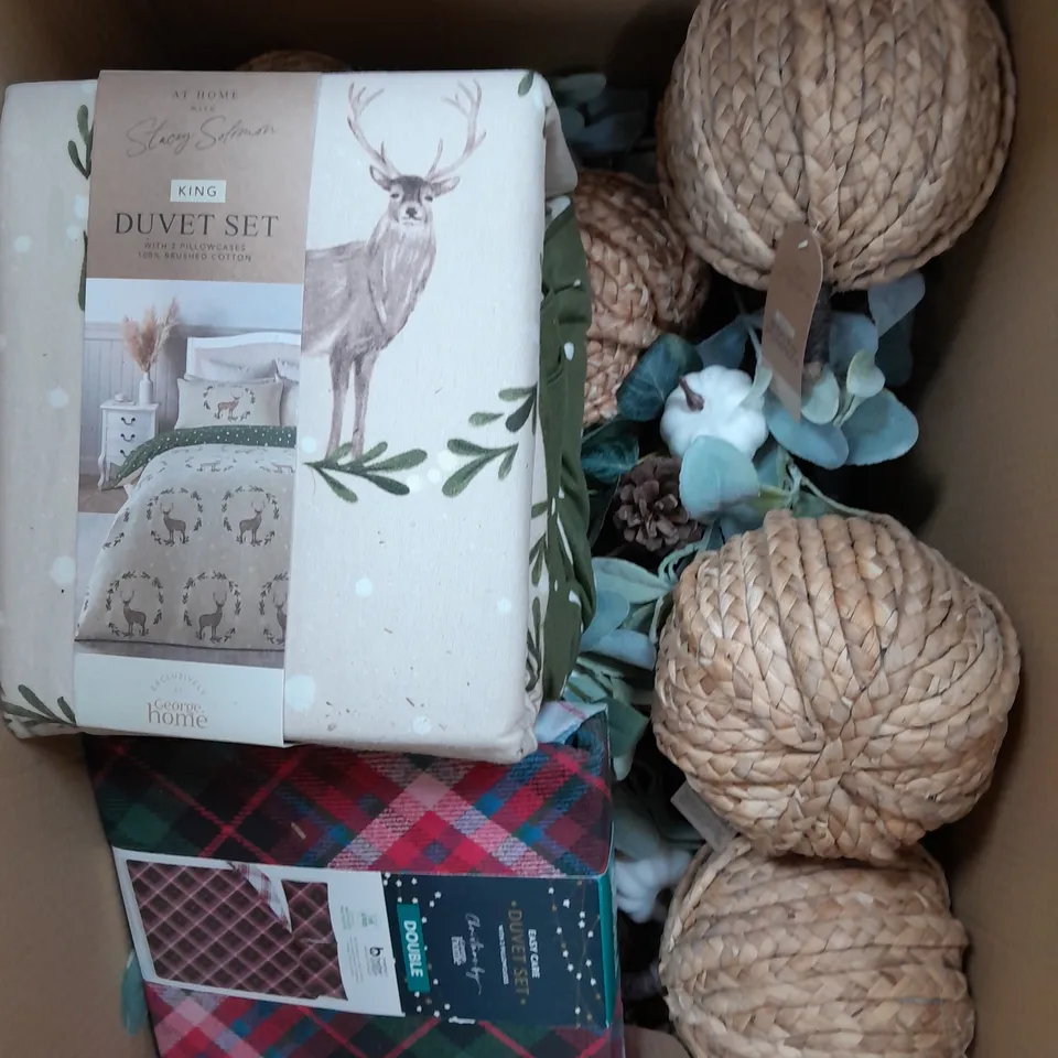 BOX OF APPROXIMATELY 15 ASSORTED ITEMS TO INCLUDE DUVET SET, WRAITH, WOVEN PUMPKIN ETC