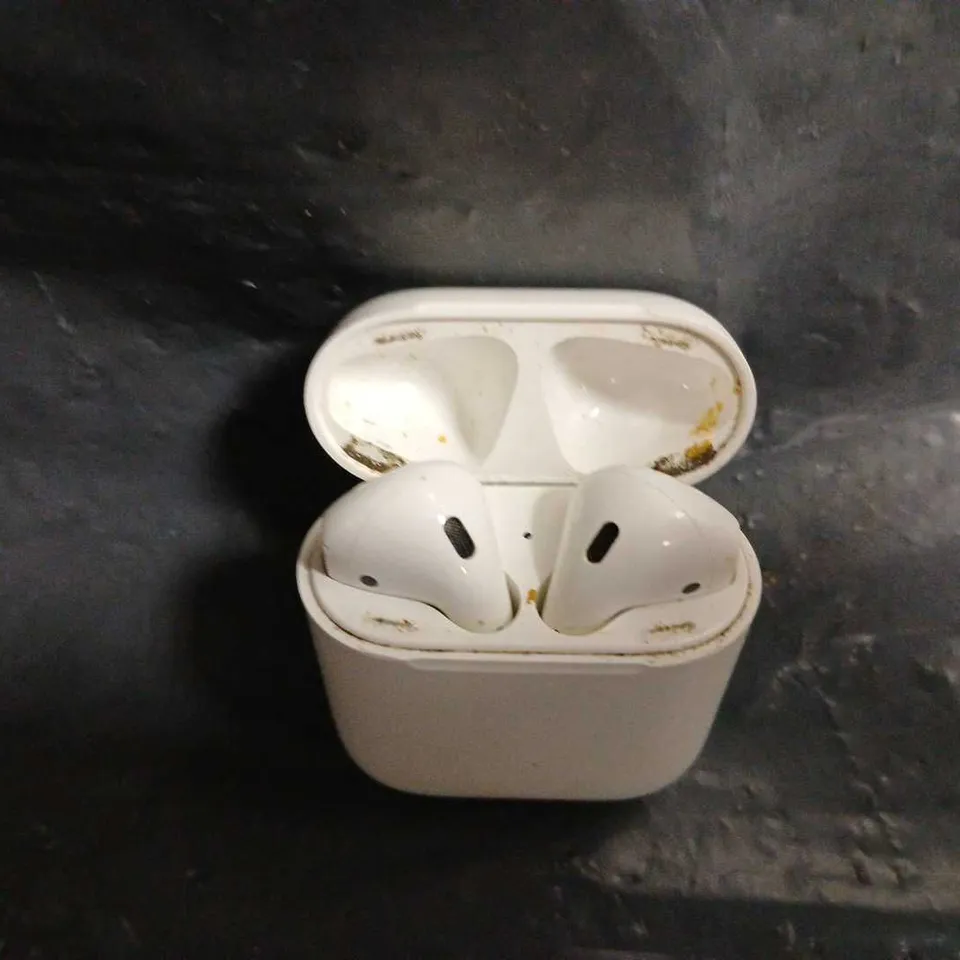  APPLE AIRPODS 1ST GENERATION IN WHITE