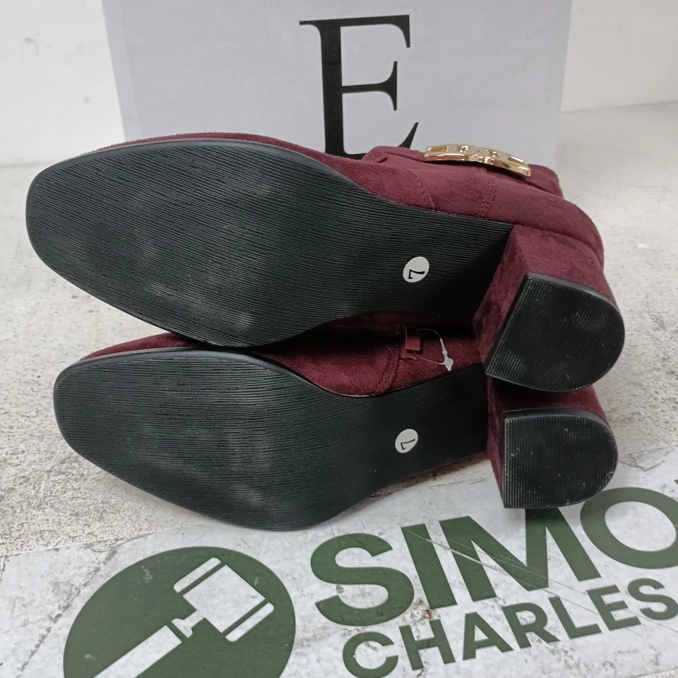 BOXED PAIR OF SHOES BY EMMA ZELDA BOOTS IN PLUM - UK 7